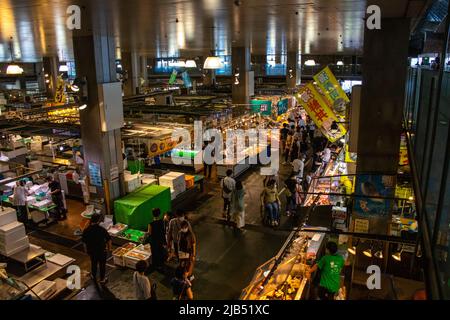 Shimonoseki, Yamaguchi / JAPON - août 14 2020 : vue en grand angle de Carato Ichiba. Il y a des boutiques de sushis et des restaurants de fruits de mer dans le marché. Banque D'Images