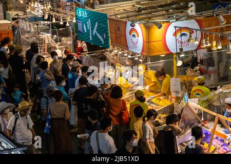 Shimonoseki, Yamaguchi / JAPON - août 14 2020 : vue en grand angle de Carato Ichiba. Il y a des boutiques de sushis et des restaurants de fruits de mer dans le marché. Banque D'Images