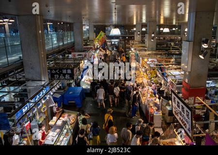 Shimonoseki, Yamaguchi / JAPON - août 14 2020 : vue en grand angle de Carato Ichiba. Il y a des boutiques de sushis et des restaurants de fruits de mer dans le marché. Banque D'Images