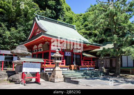 Shimonoseki, Yamaguchi / JAPON - août 14 2020 : Chinju-hachimangu dans le sanctuaire d'Akama, par beau temps. Banque D'Images