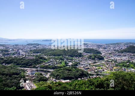 Shimonoseki, Yamaguchi / JAPON - août 14 2020 : Cityscape Shimonoseki depuis le sommet du parc Hinoyama. Banque D'Images