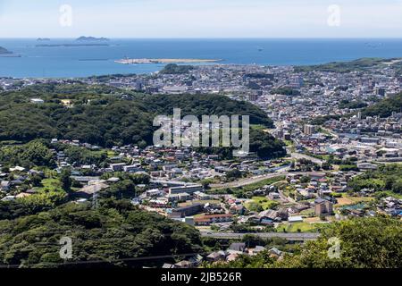 Shimonoseki, Yamaguchi / JAPON - août 14 2020 : Cityscape Shimonoseki depuis le sommet du parc Hinoyama. Banque D'Images