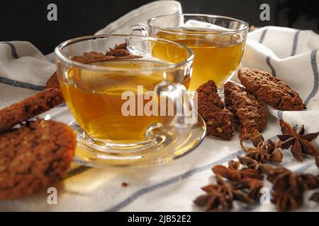 Deux tasses de tisane et de biscuits sur le linge de cuisine Banque D'Images