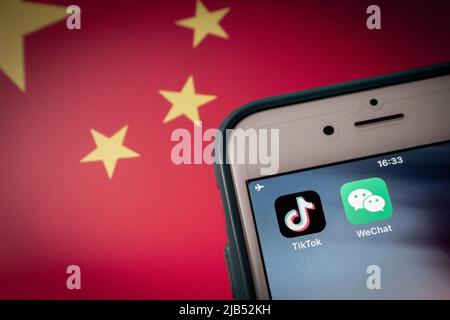 Image conceptuelle des apps TikTok et WeChat sur iPhone drapeau chinois. Pour des raisons de sécurité nationale, TikTok et WeChat sont interdits aux États-Unis Banque D'Images