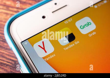 Kumamoto / JAPON - octobre 12 2020 : applications Yandex, Yndex Go & Grab sur l'écran d'accueil de l'iPhone. Banque D'Images
