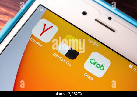 Kumamoto / JAPON - octobre 12 2020 : applications Yandex, Yndex Go & Grab sur l'écran d'accueil de l'iPhone. Banque D'Images