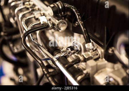 Tuyaux fins de pompe haute pression de moteur diesel puissant Banque D'Images