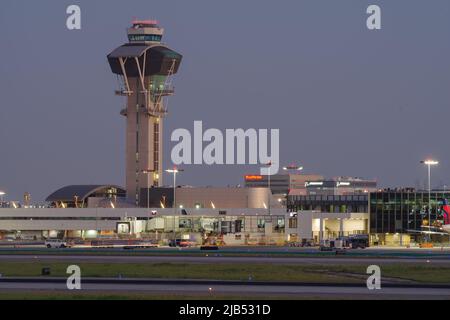 Tour de contrôle et piste de l'aéroport international de Los Angeles montrées au crépuscule en Californie, États-Unis, le 17 mars 2019. Banque D'Images