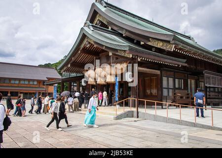 Izumo, Shimane, JAPON - 22 2020 septembre : prières à Honden (temple principal) au sanctuaire Izumo Taisha. Les visiteurs jettent de l'argent dans la boîte de dons Banque D'Images