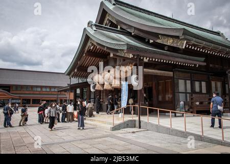 Izumo, Shimane, JAPON - 22 2020 septembre : prières à Honden (temple principal) au sanctuaire Izumo Taisha. Les visiteurs jettent de l'argent dans la boîte de dons Banque D'Images