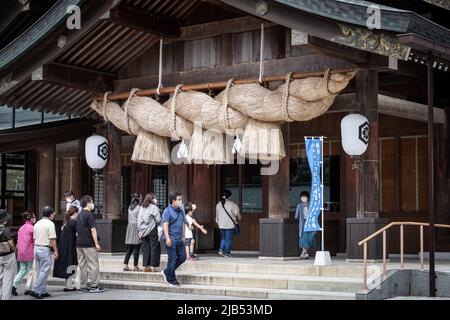 Izumo, Shimane, JAPON - 22 2020 septembre : prières à Honden (temple principal) au sanctuaire Izumo Taisha. Les visiteurs jettent de l'argent dans la boîte de dons Banque D'Images