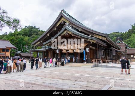 Izumo, Shimane, JAPON - 22 2020 septembre : prières à Honden (temple principal) au sanctuaire Izumo Taisha. Les visiteurs jettent de l'argent dans la boîte de dons Banque D'Images