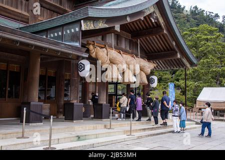 Izumo, Shimane, JAPON - 22 2020 septembre : prières à Honden (temple principal) au sanctuaire Izumo Taisha. Les visiteurs jettent de l'argent dans la boîte de dons Banque D'Images