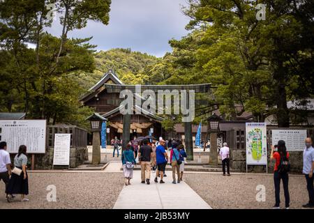 Izumo, Shimane, JAPON - 22 2020 septembre : Arche de bronze (Dou No Torii) au sanctuaire Izumo Taisha par temps nuageux. Il y a beaucoup de adorateurs et de voyageurs Banque D'Images