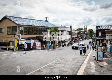 Izumo, Shimane, JAPON - 22 2020 septembre : Shinmon-dori, rue menant à la porte d'entrée du sanctuaire Izumo Taisha, par beau temps. La rue en a beaucoup Banque D'Images