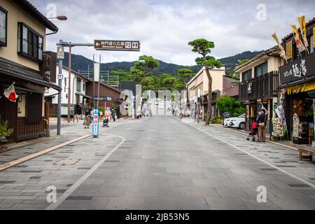 Izumo, Shimane, JAPON - 22 2020 septembre : Shinmon-dori, rue menant à la porte d'entrée du sanctuaire Izumo Taisha, par beau temps. La rue en a beaucoup Banque D'Images