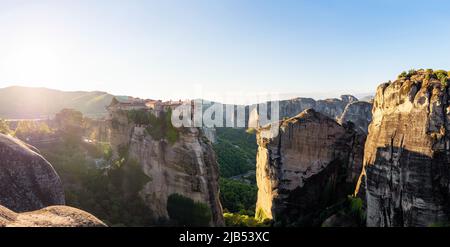 Monastères Meteora, le monastère Saint de Varlaam au premier plan, Grèce Banque D'Images
