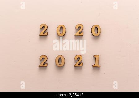 Numéro de bois 2020 et 2021 sur fond blanc rugueux. Image conceptuelle de la célébration de la nouvelle année Banque D'Images