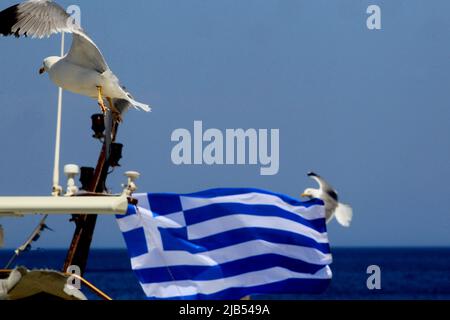 Le projet novateur de mobilité intelligente de la Grèce sur l'île d'Astypalea est passé en vitesse élevée, avec les premiers véhicules électriques Volkswagen en cours Banque D'Images