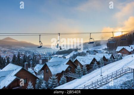Piste de ski avec le télésiège, Bukovel resort, Carpates, Ukraine Banque D'Images
