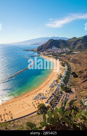 Vue panoramique de la célèbre plage Playa de las Teresitas près de Santa Cruz de Tenerife de Mirador, Tenerife, îles Canaries, Espagne Banque D'Images