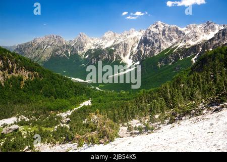Paysage panoramique vue sur la montagne albanaise dans la gorge Banque D'Images