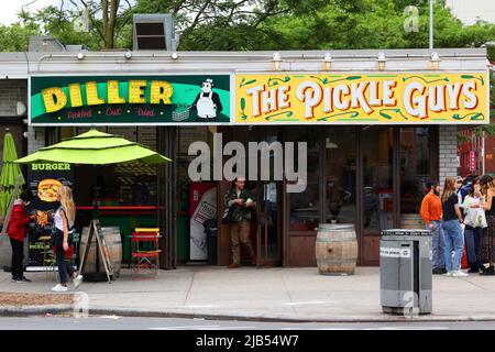 The Pickle Guys, Diller, 357 Grand St, New York, New York, New York, boutique en ligne photo d'un magasin de pickle, et un petit restaurant kosher vegan dans le Lower East Side. Banque D'Images