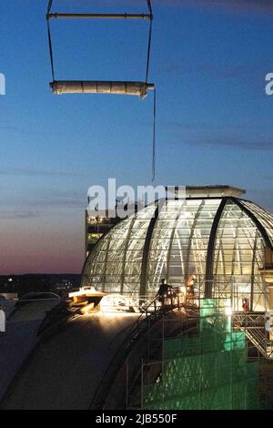 Dresde, Allemagne. 02nd juin 2022. Un rouleau de membrane en fibre de verre est soulevé sur le toit de la gare centrale de Dresde par une grue à chenilles. Le rouleau de 700 kg est un matériau pour le renouvellement du toit de la salle de football de terrain autour du dôme en verre de la station. Credit: Sebastian Kahnert/dpa/Alay Live News Banque D'Images