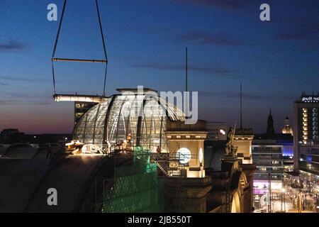 Dresde, Allemagne. 02nd juin 2022. Un rouleau de membrane en fibre de verre est soulevé sur le toit de la gare centrale de Dresde par une grue à chenilles. Le rouleau de 700 kg est un matériau pour le renouvellement du toit de la salle de football de terrain autour du dôme en verre de la station. Credit: Sebastian Kahnert/dpa/Alay Live News Banque D'Images