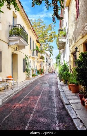 Les rues de l'ancien quartier d'Athènes - Plaka, les ruelles étroites, les volets, de nombreuses plantes vertes Banque D'Images