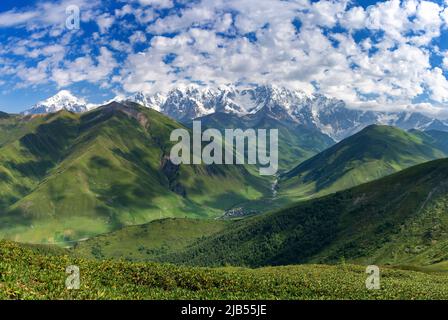 Le village caucasien d'Ushguli, terre de milliers de tours, tours de Svaneti, la plus haute communauté d'Europe Ushguli, Svaneti, Caucase, GE Banque D'Images