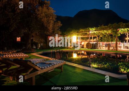 piscine bleue avec reflets de lumière la nuit. Banque D'Images