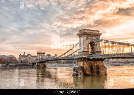 Vue panoramique sur la ville de Budapest et le pont des chaînes lors d'une matinée hivernale enneigée Banque D'Images
