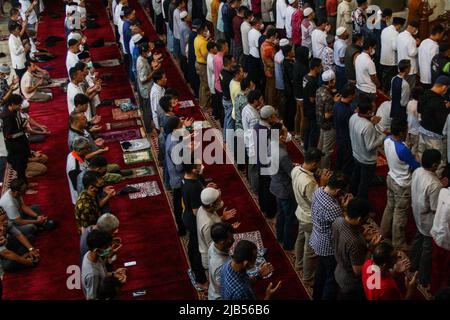 Bandung, Java-Ouest, Indonésie. 3rd juin 2022. Les gens ont tenu des prières pour prier pour Emmeril Kahn Mumtadz, fils du gouverneur de l'ouest de Java, Ridwan Kamil, dans la Grande Mosquée de Bandung. Le premier fils du gouverneur de l'ouest de Java, Ridwan Kamil, nommé Emmiril Kahn Mumtadz, est mort de noyade en nageant dans la rivière Aare, en Suisse, le matin de 26 mai 2022. L'équipe de recherche et de sauvetage (SAR) est toujours à la recherche de son corps. (Image de crédit : © Algi Febri Sugita/ZUMA Press Wire) Banque D'Images