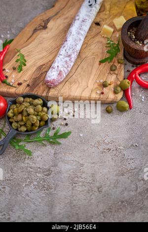 Salami à fuet à saucisses espagnoles et légumes dans une cuisine domestique Banque D'Images