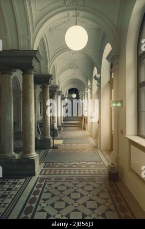 Intérieur mystique d'une ancienne salle de bâtiment. Banque D'Images