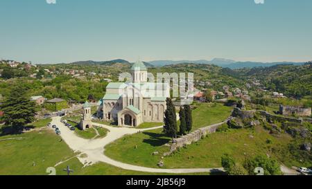 Cliché de drone pittoresque de la cathédrale de Dormition, temple de l'église orthodoxe géorgienne de Kutaisi contre le paysage urbain, cathédrale de Bagrati Banque D'Images
