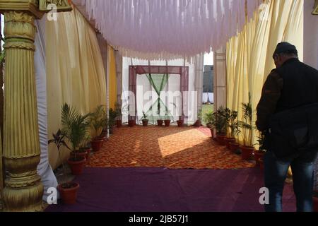 Elément de décoration de mariage. Lumières, portail d'entrée, douche, boissons, fleurs, phase de couple Banque D'Images