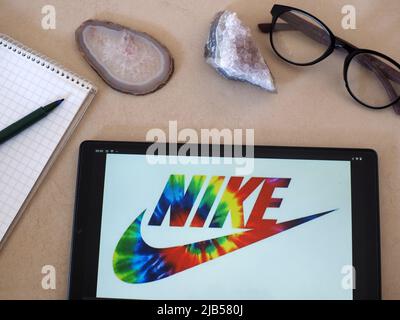 Sur cette photo, le logo Nike, Inc. Apparaît sur une tablette Banque D'Images