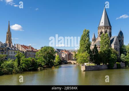 Metz, France - 1 juin 2022 : vue sur la Moselle et le Nouveau Temple dans le centre historique de Metz Banque D'Images