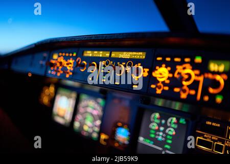 Cockpit d'un Airbus A320 pendant un vol de croisière Banque D'Images