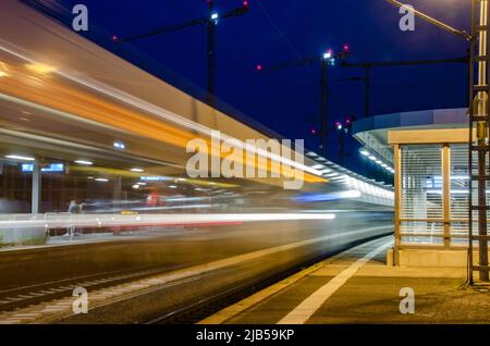 Cologne 2021 juin : gare de Deuz la nuit en exposition de longue durée Banque D'Images