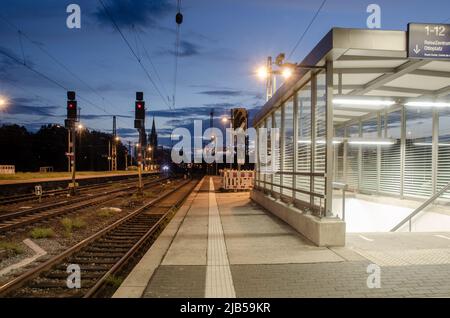 Cologne 2021 juin : gare de Deuz la nuit en exposition de longue durée Banque D'Images