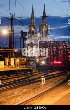 Cologne 2021 juin : gare de Deuz la nuit en exposition de longue durée Banque D'Images