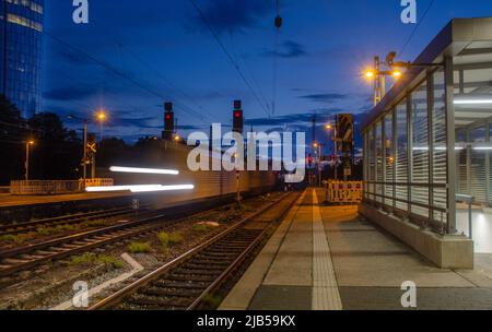 Cologne 2021 juin : gare de Deuz la nuit en exposition de longue durée Banque D'Images