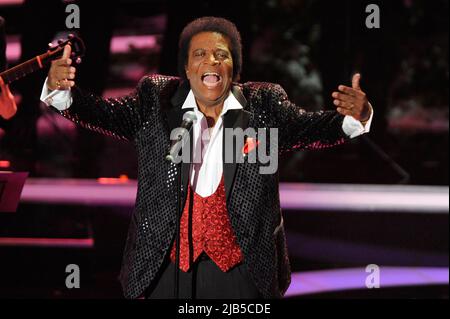 ARCHIVE PHOTO: Roberto BLANCO sera 85 ans sur 7 juin 2022, Roberto BLANCO, chanteur, chante sur la scène, couper le motif individuel, demi-figure, demi-figure "le plus beau Weihaftertshits" sur ZDF, diffusion en direct sur 30 novembre 2011. Banque D'Images