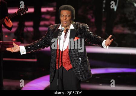 ARCHIVE PHOTO: Roberto BLANCO sera 85 ans sur 7 juin 2022, Roberto BLANCO, chanteur, chante sur la scène, couper le motif individuel, demi-figure, demi-figure "le plus beau Weihaftertshits" sur ZDF, diffusion en direct sur 30 novembre 2011. Banque D'Images