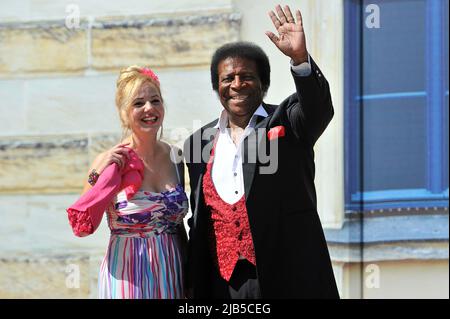 ARCHIVE PHOTO: Roberto BLANCO aura 85 ans sur 7 juin 2022, Roberto BLANCO (Saenger) avec sa femme Luzandra STRASSBURG . Ouverture du Bayreuth Richard Wagner Festival tapis rouge sur 25 juillet 2014. Gruener Huegel, Festspielhaus.Bayreuth. Â Banque D'Images