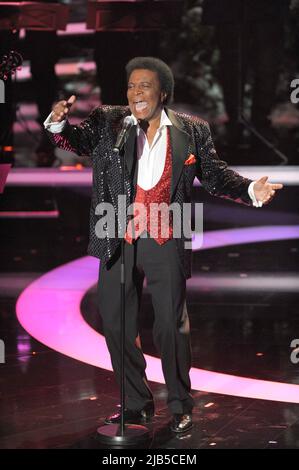 ARCHIVE PHOTO: Roberto BLANCO sera 85 ans sur 7 juin 2022, Roberto BLANCO, chanteur, chante sur la scène, une seule image, coupé, plein corps, figure entière. 'Le plus beau Weihaftertshits' sur ZDF, diffusion en direct sur 30 novembre 2011. Banque D'Images