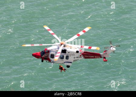 Beachy Head, Eastbourne, Royaume-Uni. 2nd juin 2022. L'hélicoptère de garde-côtes et le canot de sauvetage RNLI répondent à deux femmes coupées par la marée entrante à la base des falaises entre Eastbourne et Birling Gap, East Sussex. L'hélicoptère a fait le won d'une des femmes en sécurité tandis que l'autre a été aidé par un navire de pêche qui passait. Credit: Newspics UK South/Alamy Live News Banque D'Images